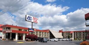 The exterior of the Valley Forge Inn Pigeon Forge TN hotel.