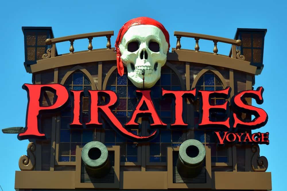 pirates voyage dinner and show sign in Pigeon Forge