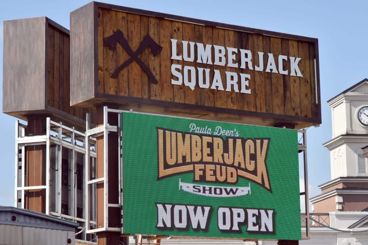 lumberjack square sign in pigeon forge